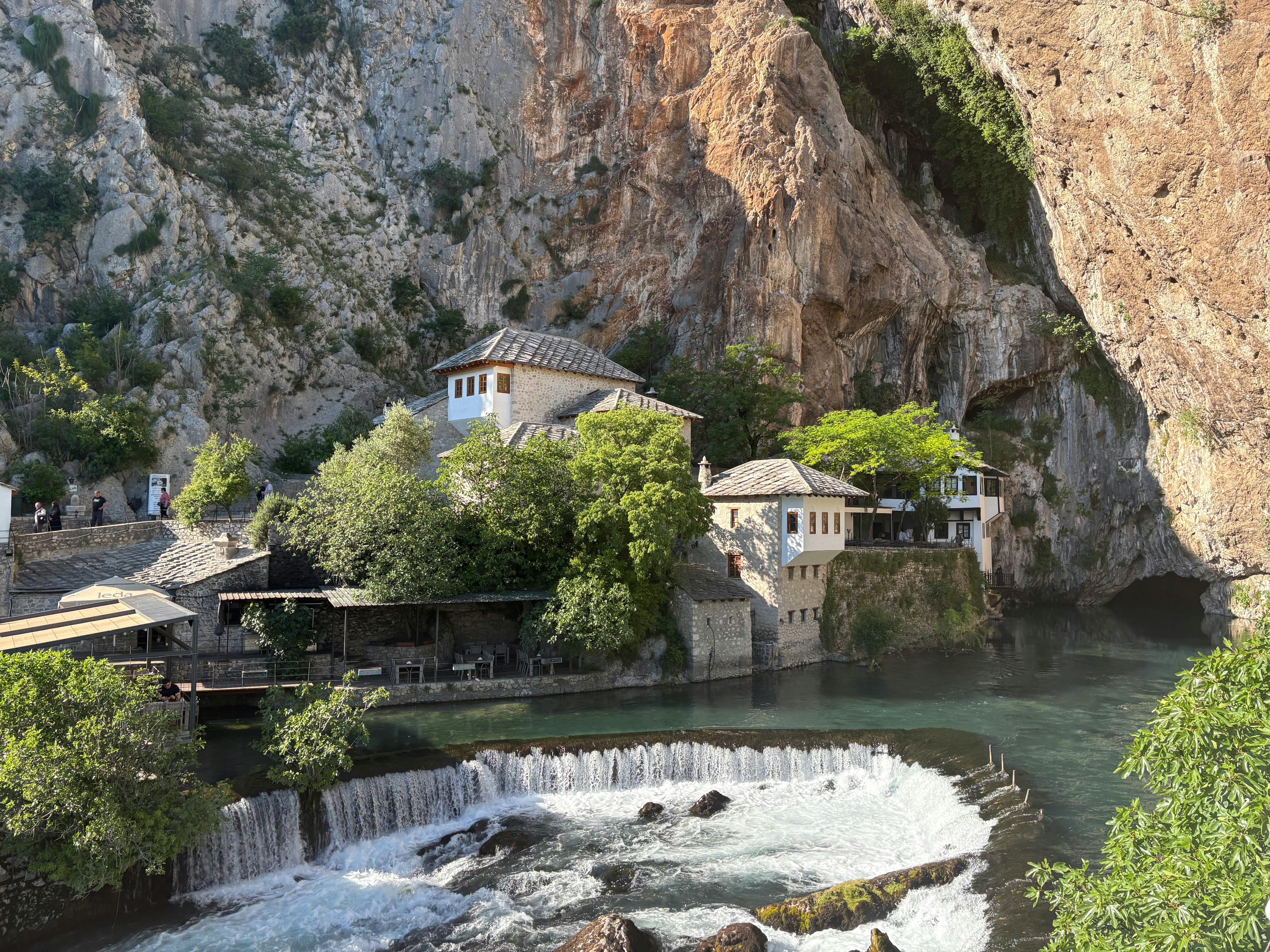 Gratis Vista espectacular de la Casa Derviche en el manantial Buna en Blagaj, que combina naturaleza y arquitectura. Foto de stock