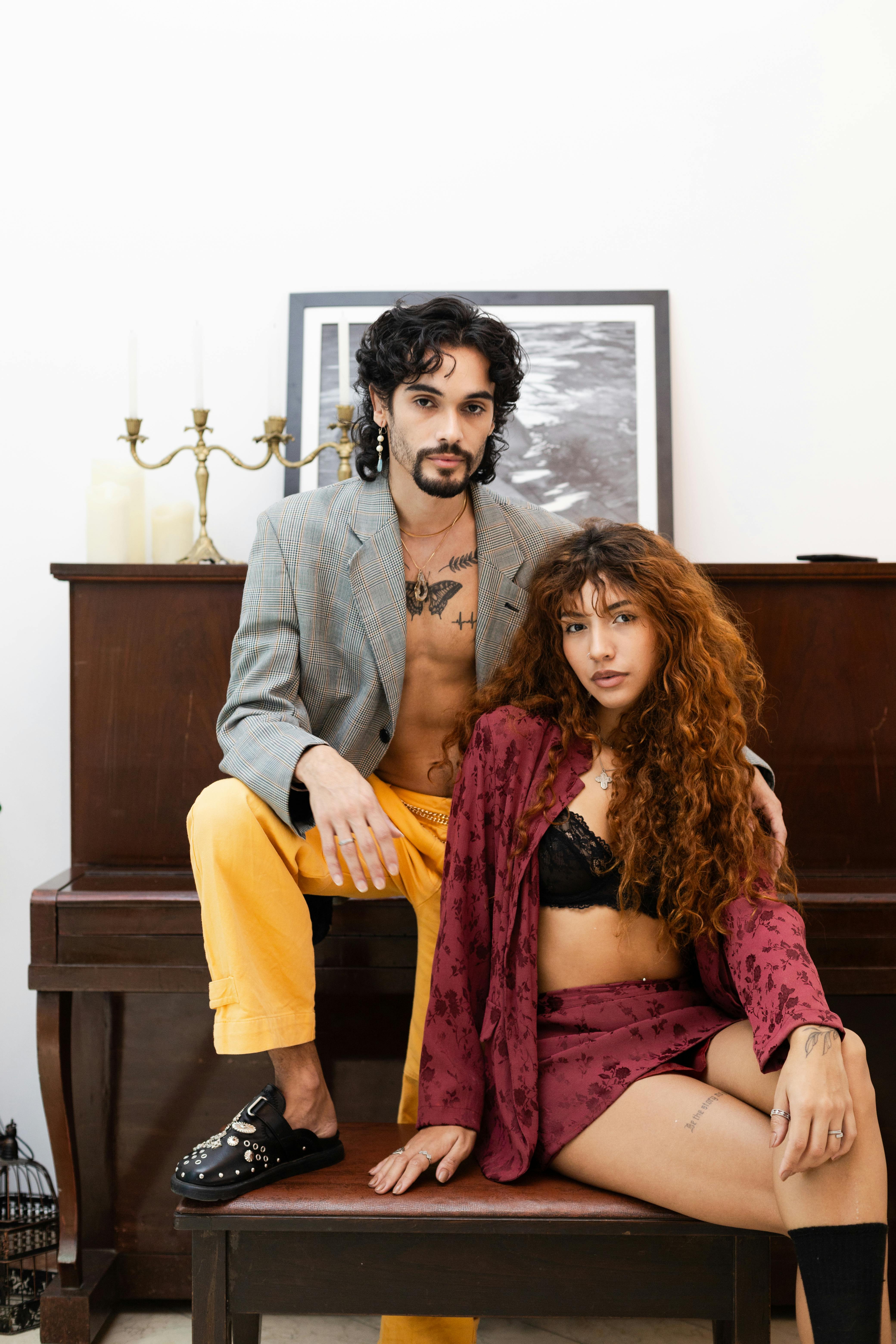 Gratis Una giovane coppia alla moda posa davanti a un pianoforte a San Paolo, Brasile. Foto a disposizione