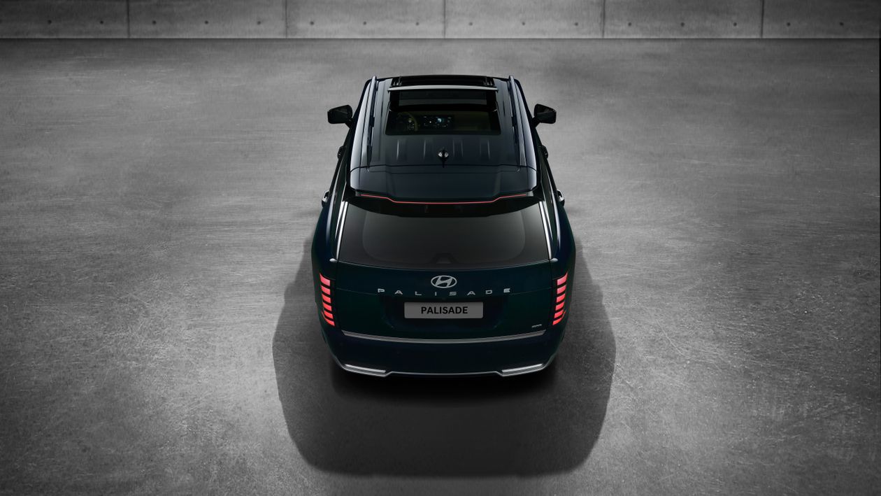 Palisade Rear Indiactor Hyundai Palisade Rear View in Modern Studio Setting · Free Stock Photo