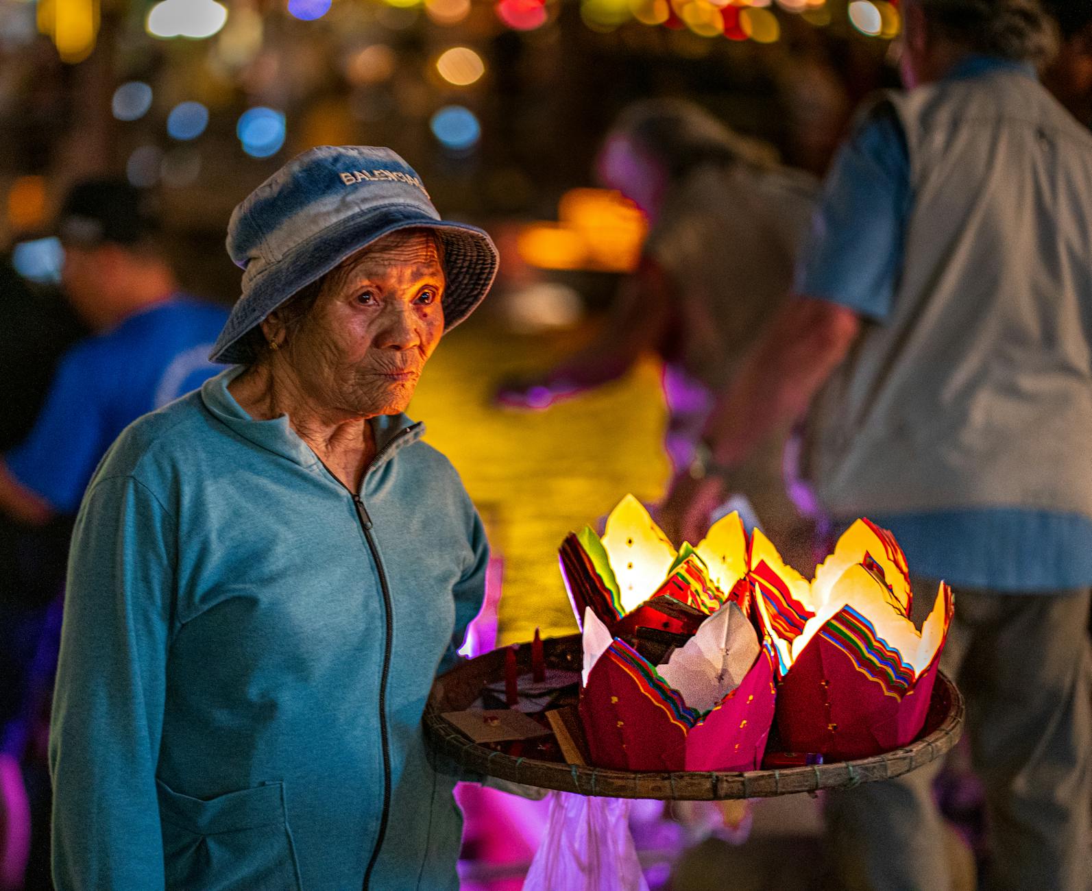 https://www.pexels.com/photo/elderly-woman-selling-lanterns-at-night-market-32182110/