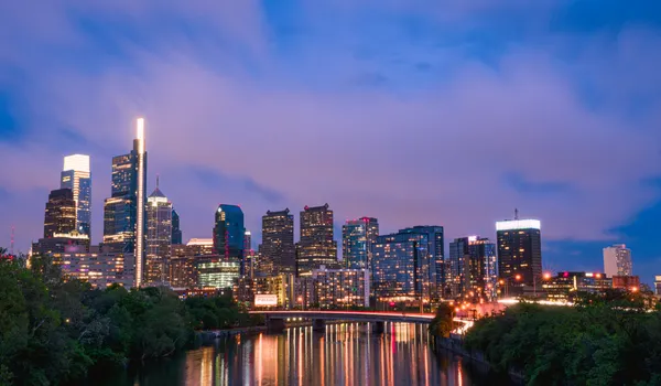 Les tours de Philadelphie reflétées dans la rivière au crépuscule