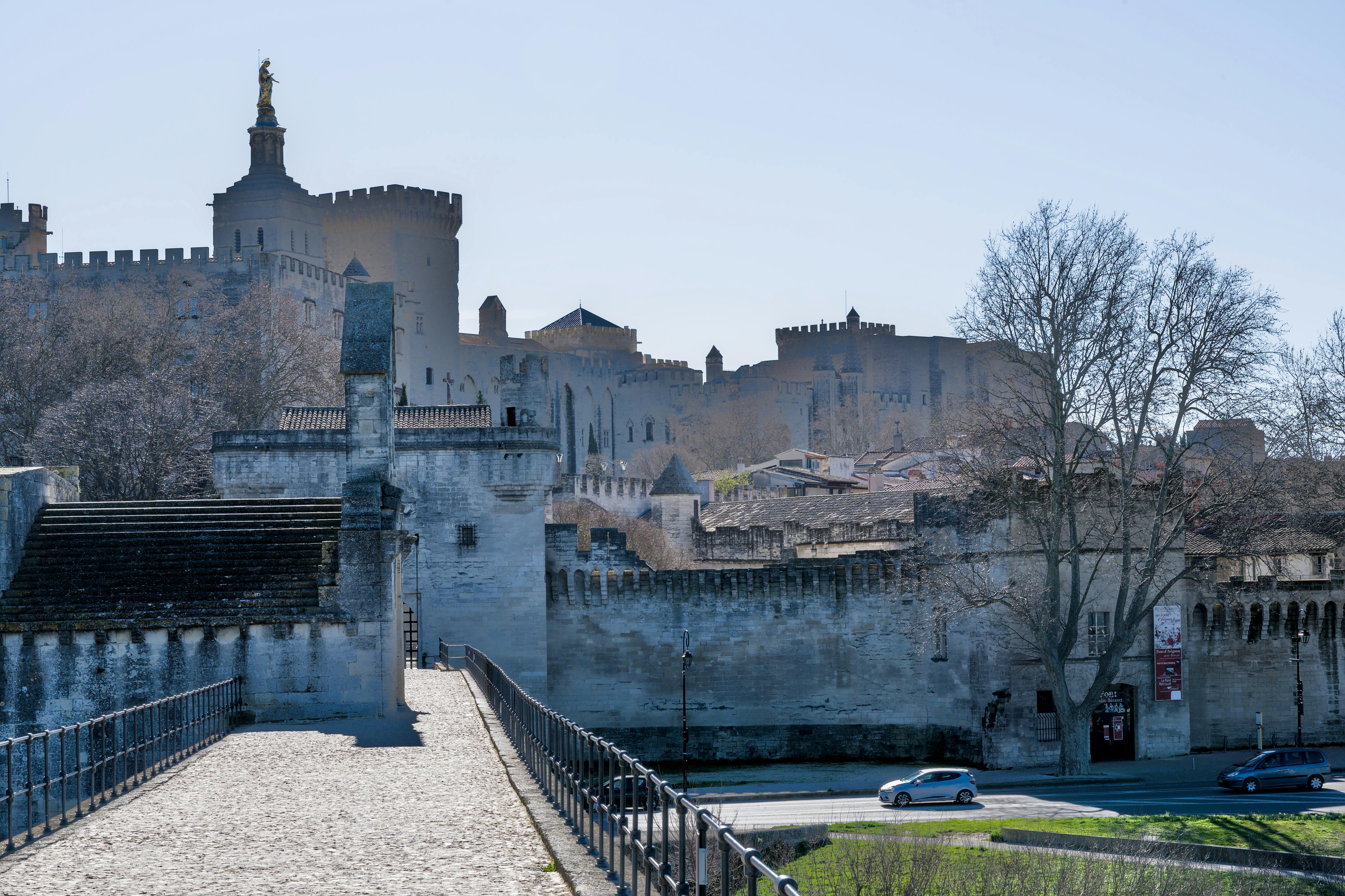 Vue impressionnante du Palais des Papes à Avignon au coucher du soleil