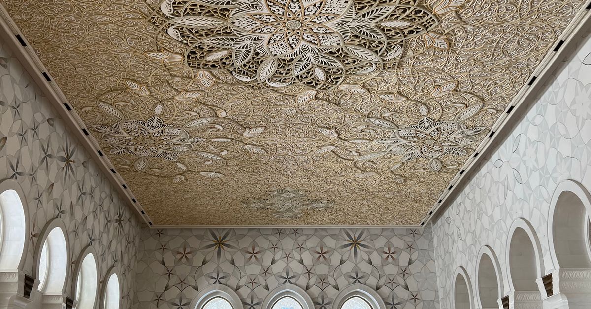 Intricate Ceiling Design of a Grand Hall · Free Stock Photo