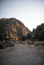 黄昏时分，探索那岩石山脉耸立、道路蜿蜒的崎岖沙漠景观