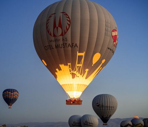 Free Vibrant hot air balloons soaring in the early morning sky over Cappadocia, Türkiye. Stock Photo