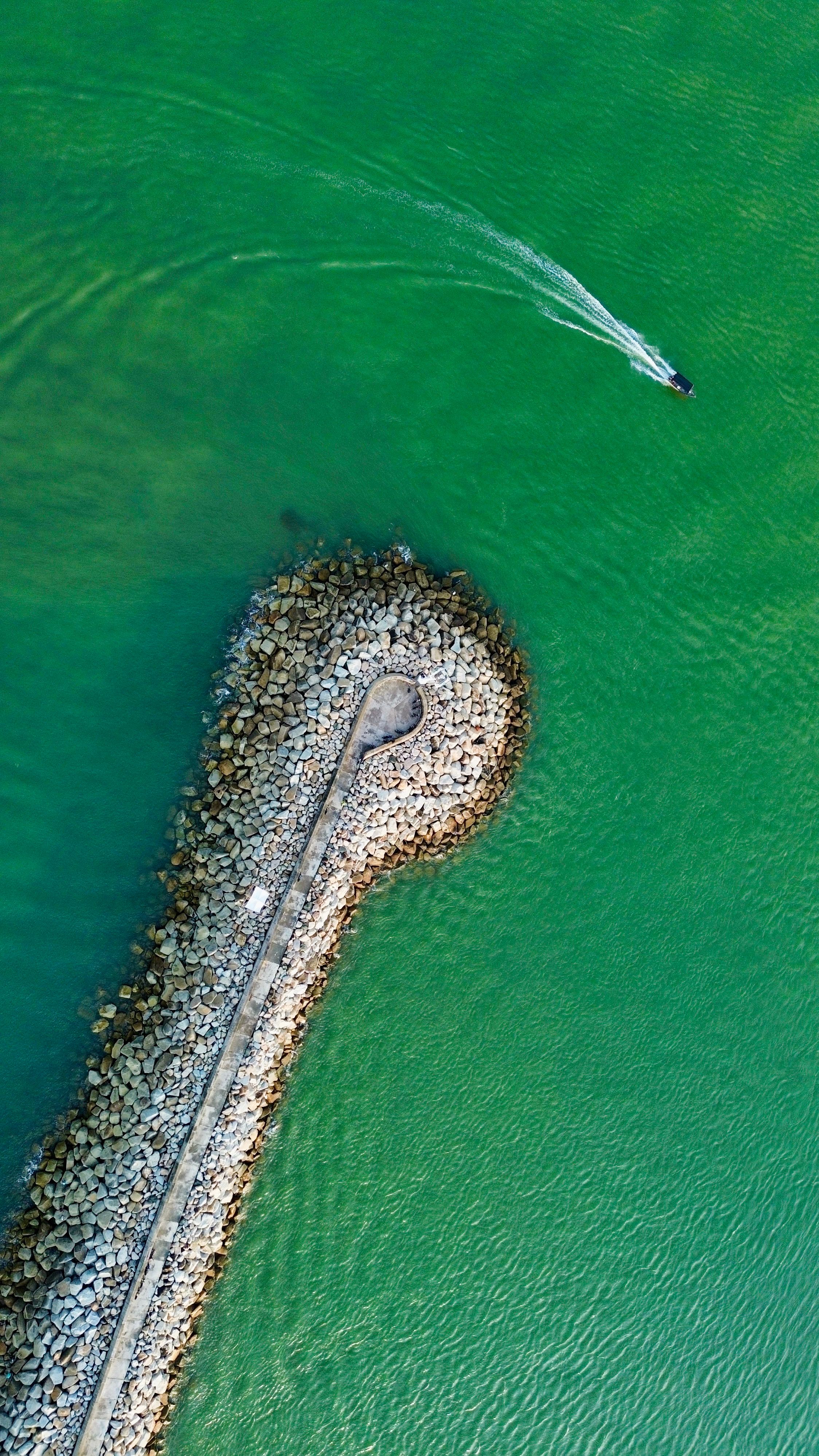 Aerial View of Jetty and Speedboat in Green Ocean · Free Stock Photo