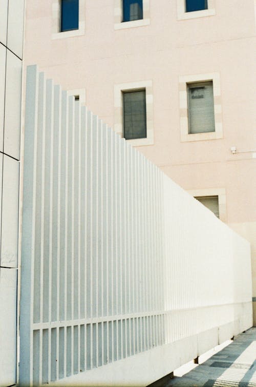 Edificio Con Recinzione In Ferro Bianco