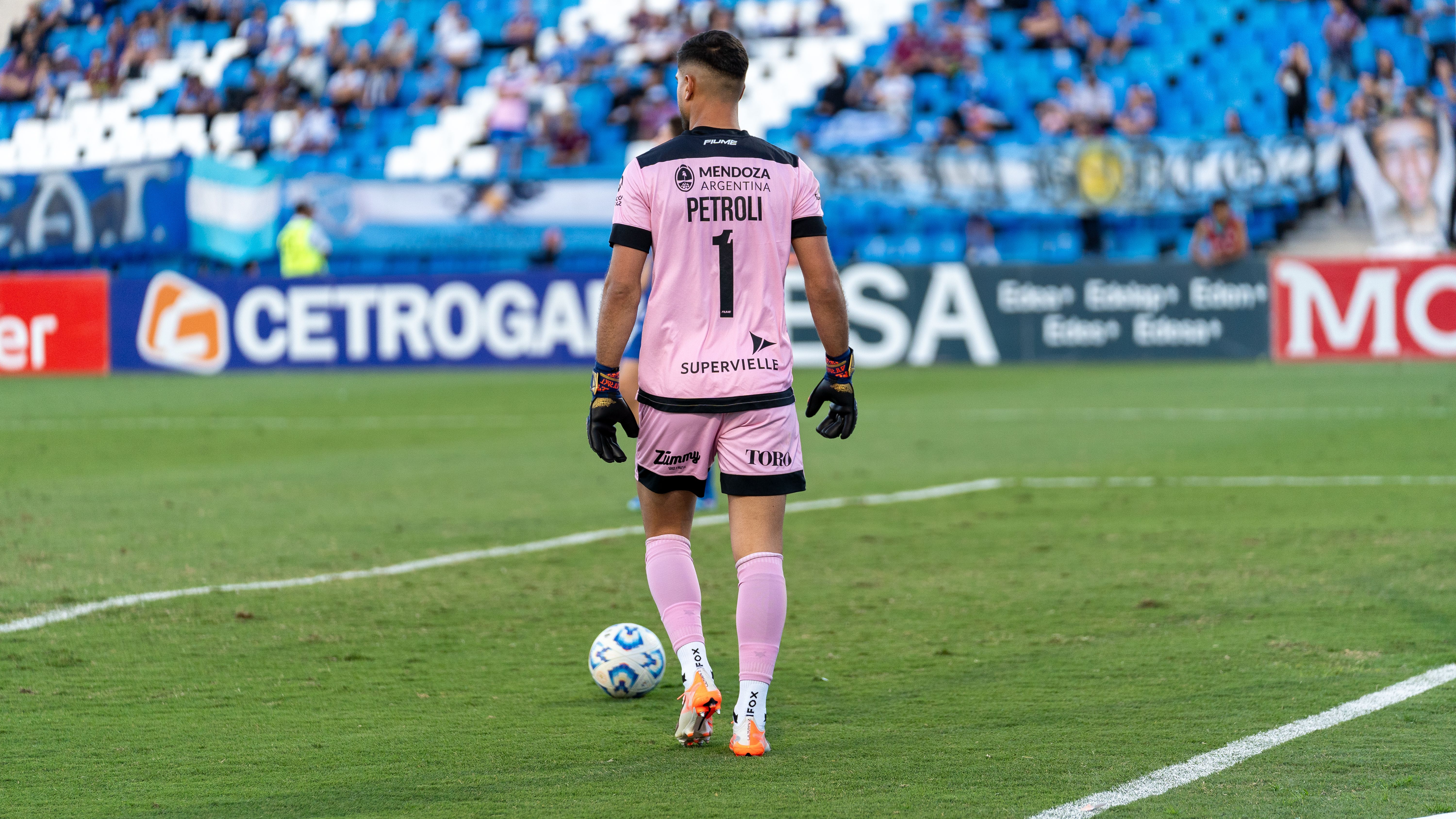 Portero Con Camiseta Rosa En Un Partido De Fútbol · Foto de stock gratuita