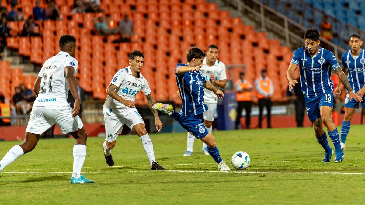 Avrupa futbol müsabakasında sahada top oynayan futbolcular
