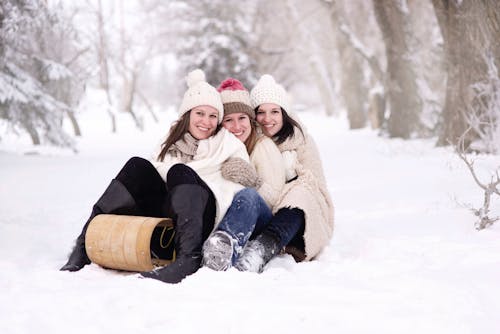 Drie Vrouwen Die Overdag Op Met Sneeuw Bedekte Grond Zitten