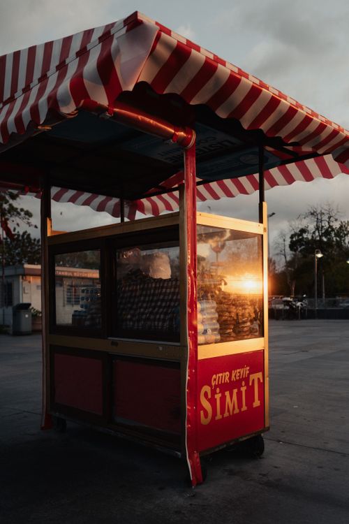 Free A simit cart reflecting the sunset in Istanbul, capturing vibrant urban street life. Stock Photo