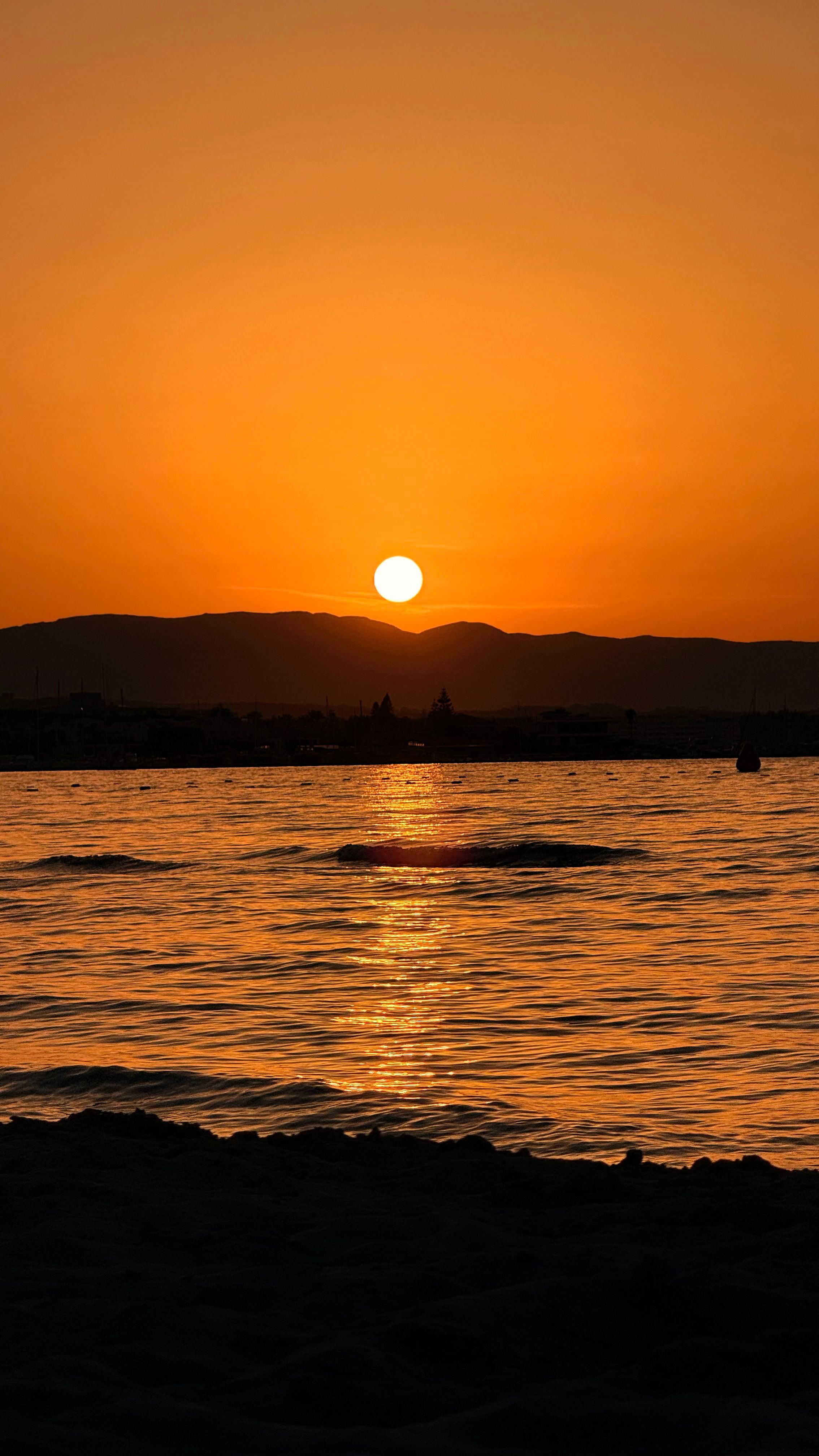 オレンジ色の空と美しいビーチの夕日 · 無料の写真素材