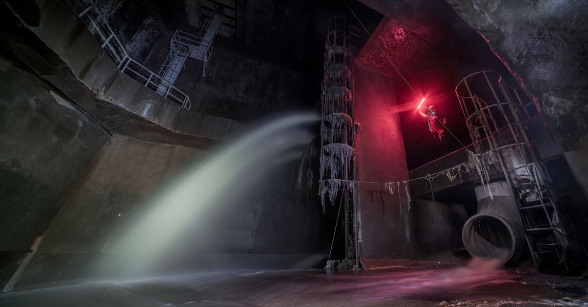 Kanalsanierung ohne Aushub: Warum grabenlose Verfahren heute Standard sein sollten 1 Eine kleine Kanalroboter-Kamera fährt durch ein Abwasserrohr und überträgt Bilder vom Rohrzustand