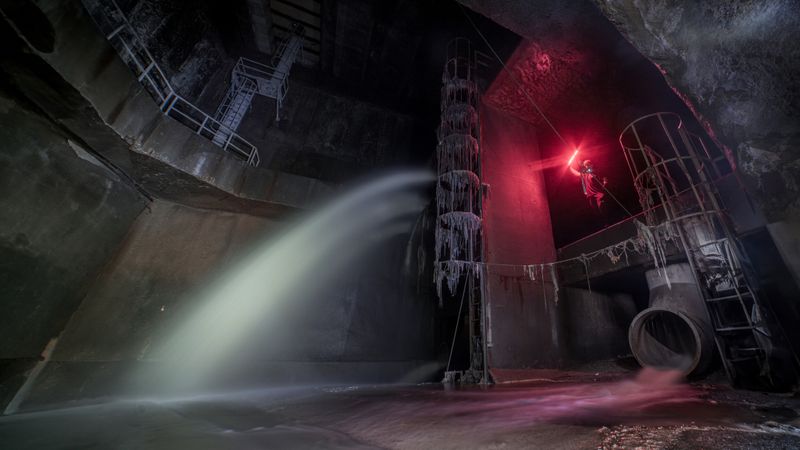 Colector de drenaje con flujo de agua