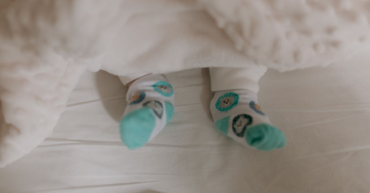 Massage pieds bébé : Guide sécurisé parents