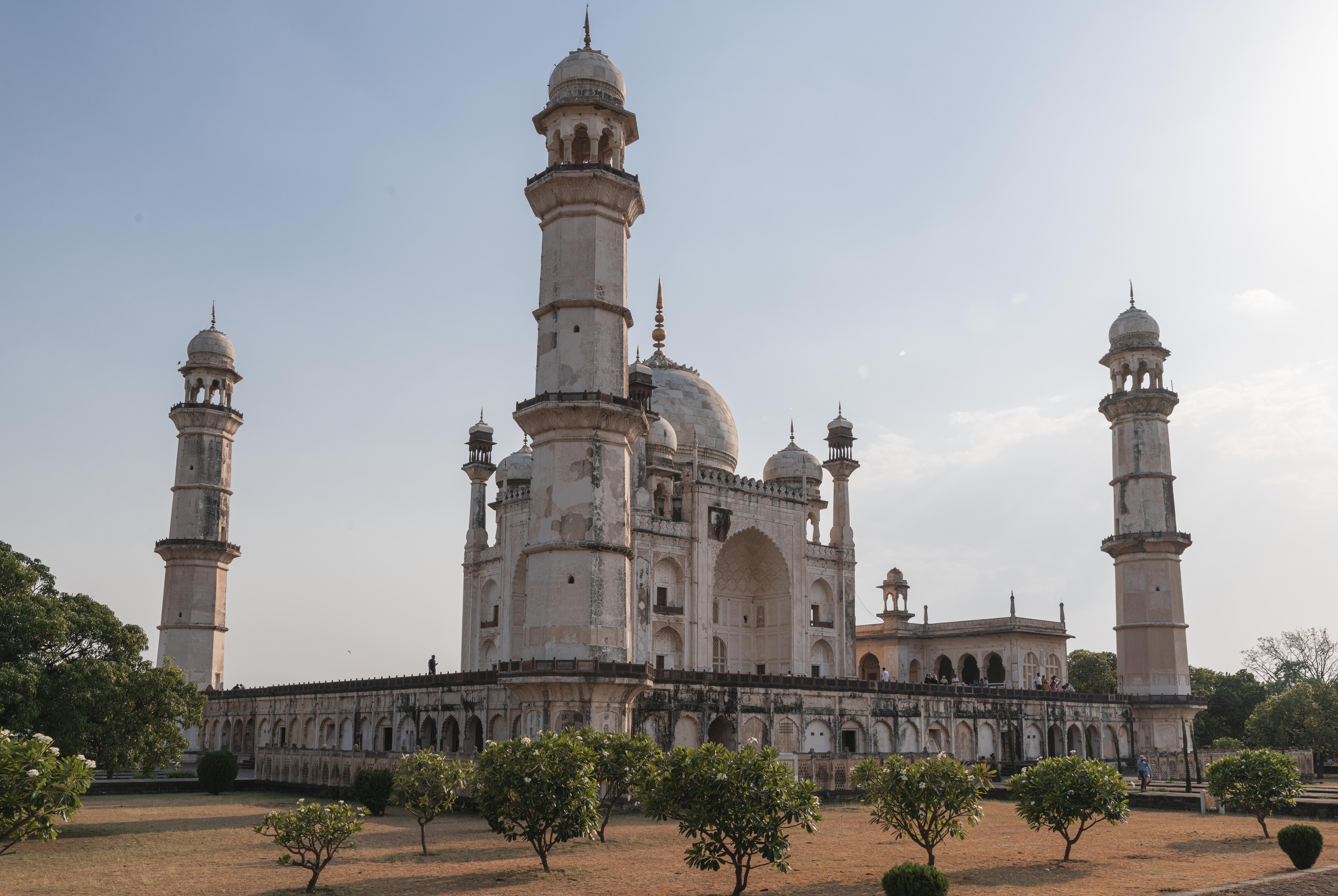 stunning-view-of-bibi-ka-maqbara-in-aurangabad-free-stock-photo