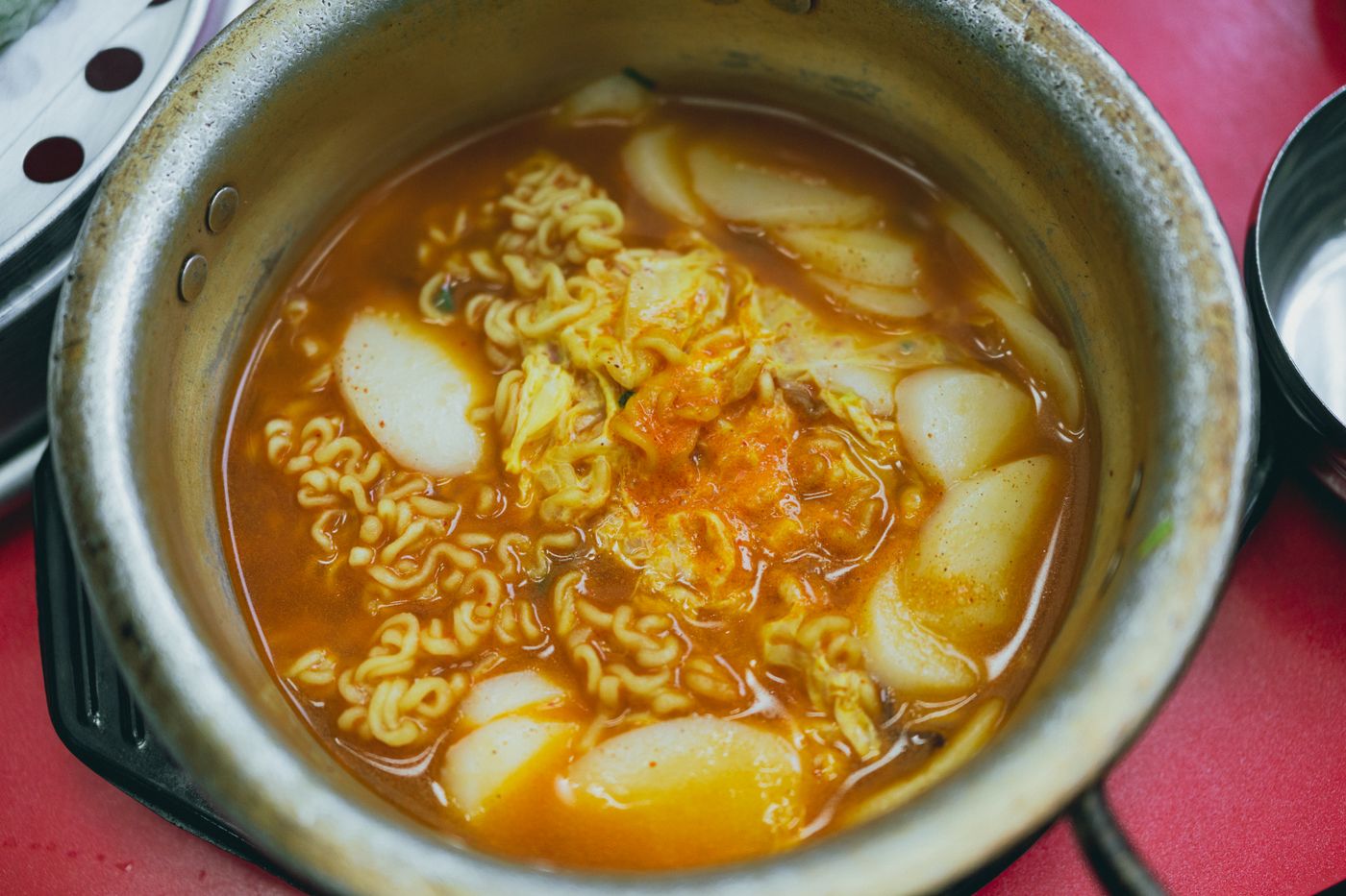 Tteokbokki coreano servido en Seúl