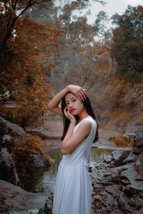 Mulher Usando Vestido Branco Sem Mangas