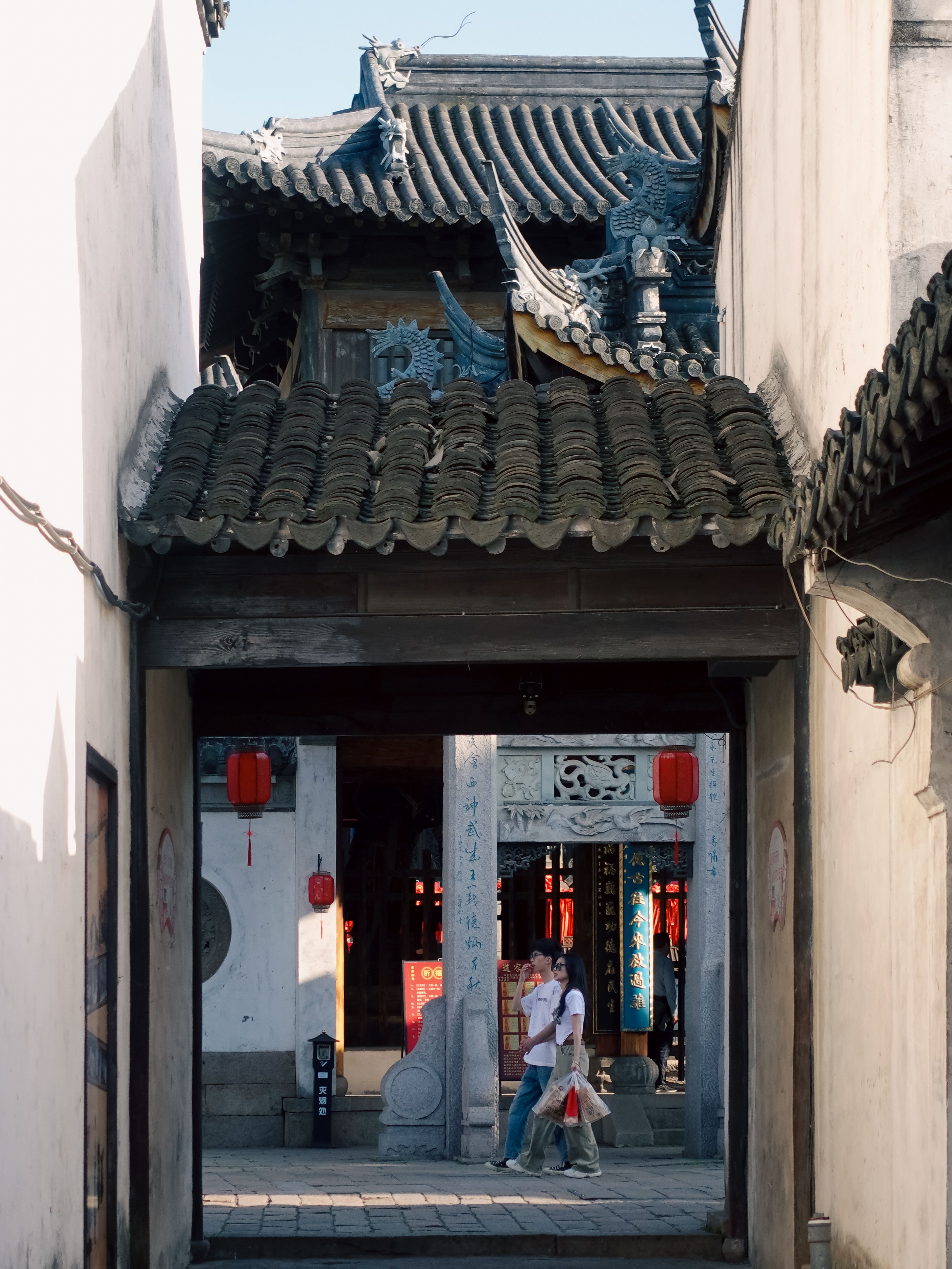 Traditional Asian Architecture with Red Lanterns · Free Stock Photo