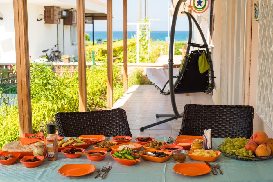 Bohemien stijl patio met diverse patronen. Bohemien stijl patio met diverse patronen.