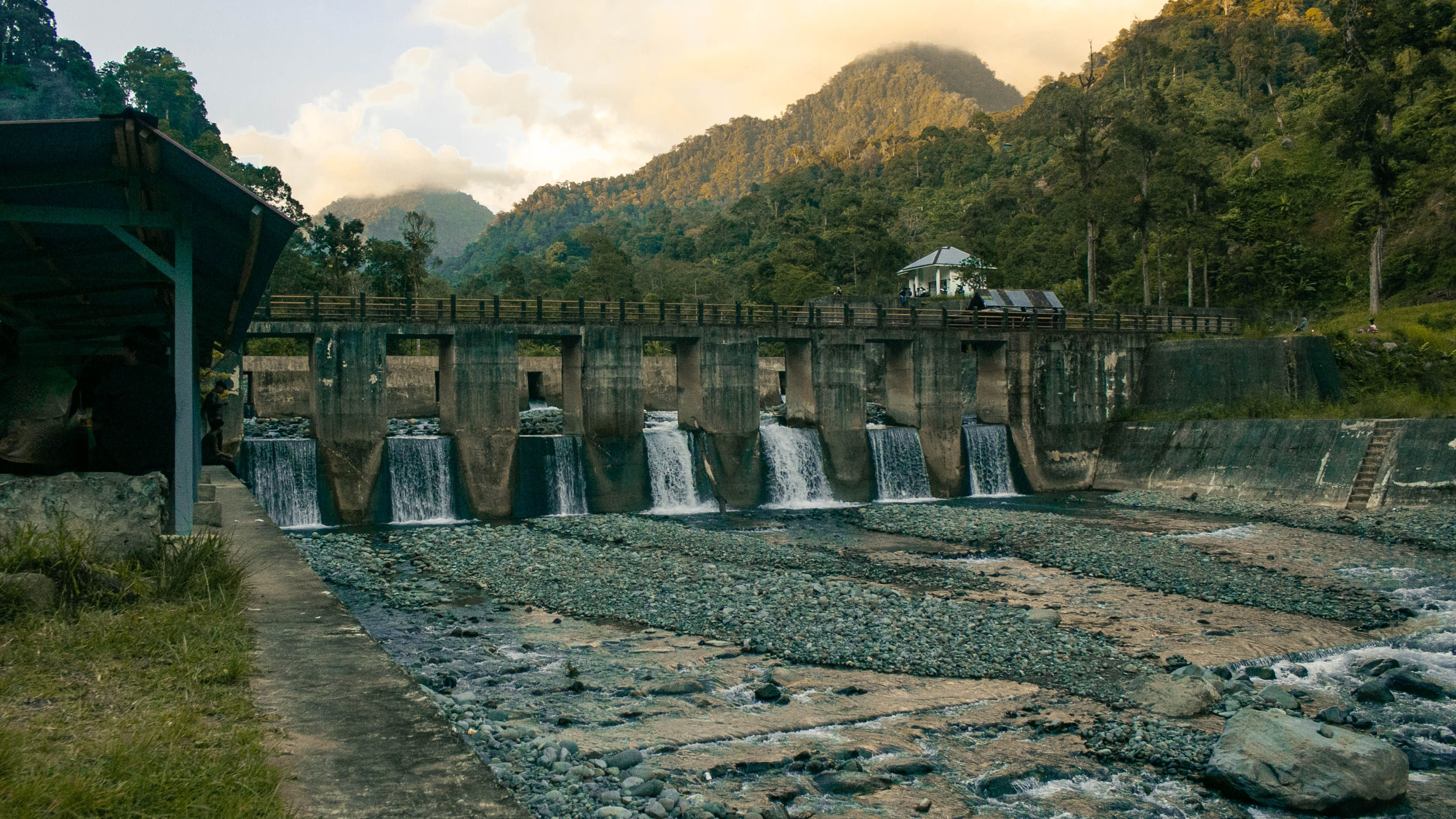 Tranquil Dam with Flowing Water and Mountainous Backdrop · Free Stock Photo