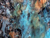 这幅色彩缤纷的质感抽象艺术作品，以充满活力的蓝色和橙色丙烯酸树脂搭配而成