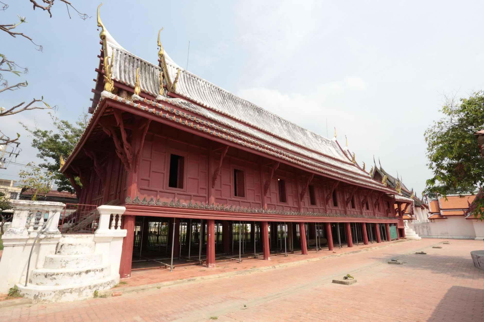ห้องเก็บเอกสารประวัติศาสตร์ไทย มีภาพสนามไก่ชนเก่าและหนังสือกฎหมายวางบนโต๊ะไม้