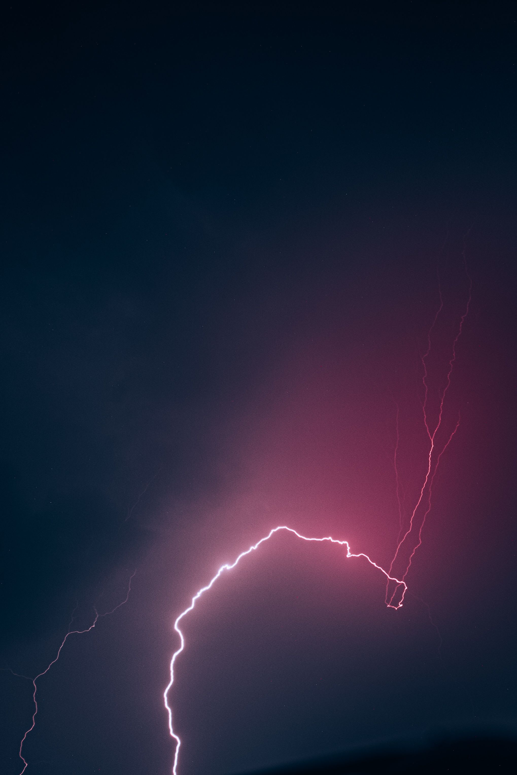 Un Impactante Rayo Rosa En El Cielo Nocturno · Foto de stock gratuita