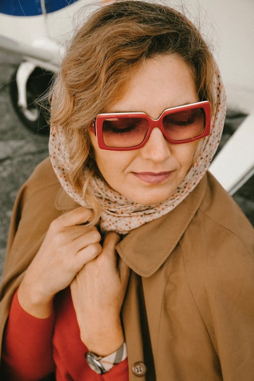무료 선글라스를 착용하는 여자 스톡 사진