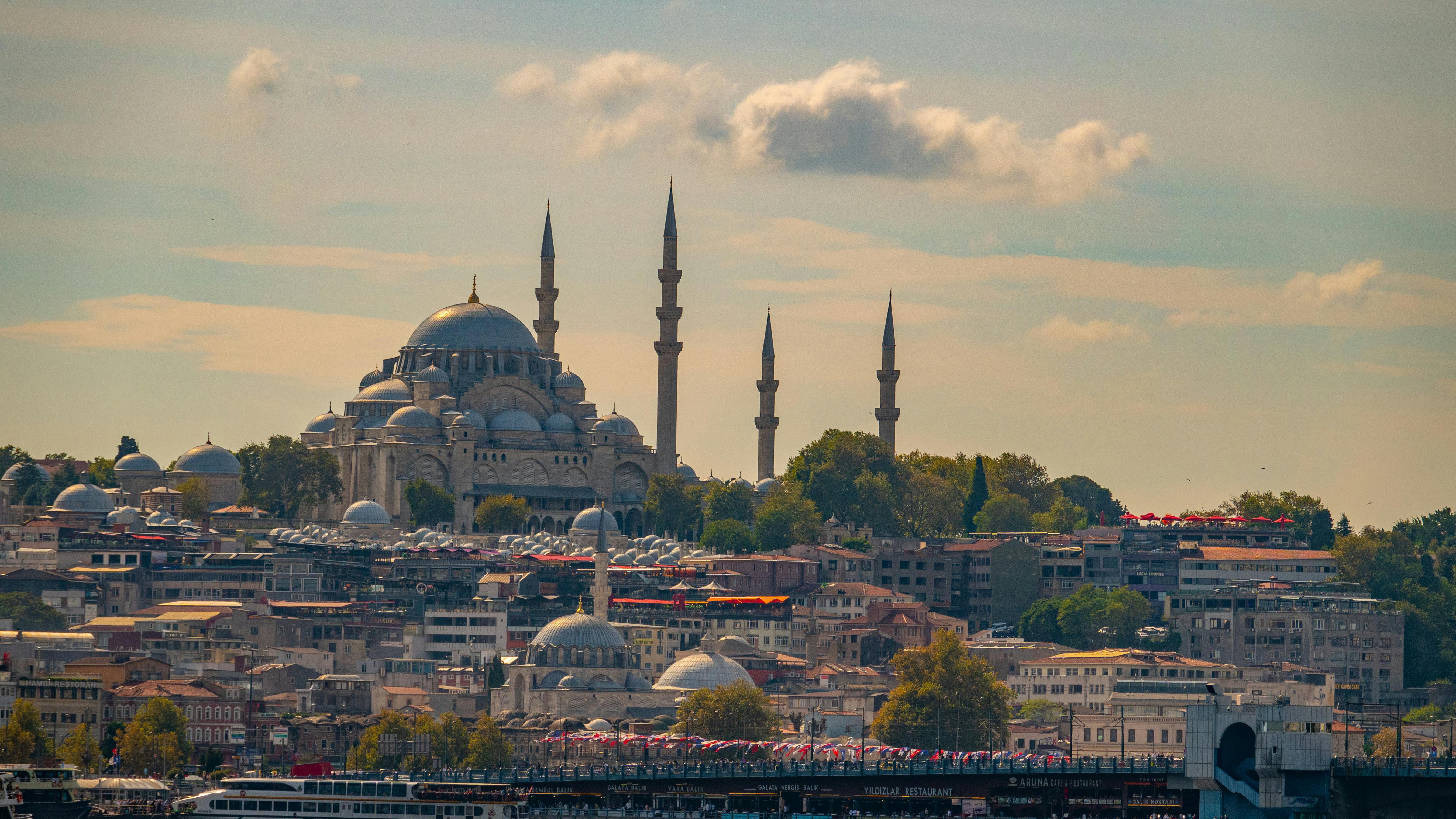 Gratuit Capturez l'emblématique mosquée Süleymaniye au milieu du paysage urbain animé d'Istanbul par une journée ensoleillée. Photos
