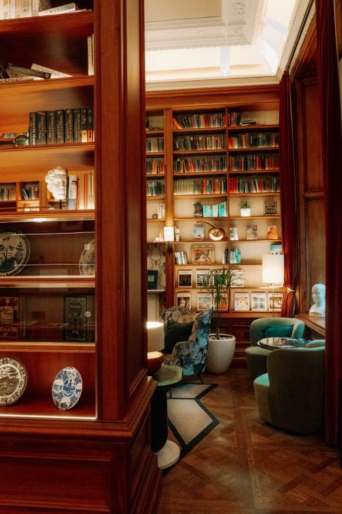 Cozy Library Lounge with Wood Paneling and Bookshelves · Free Stock Photo