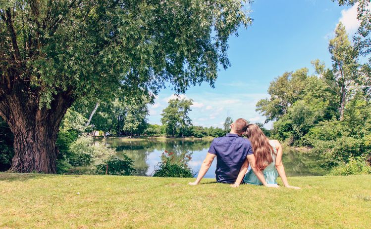 Online dating: starting a conversation on a niche platform