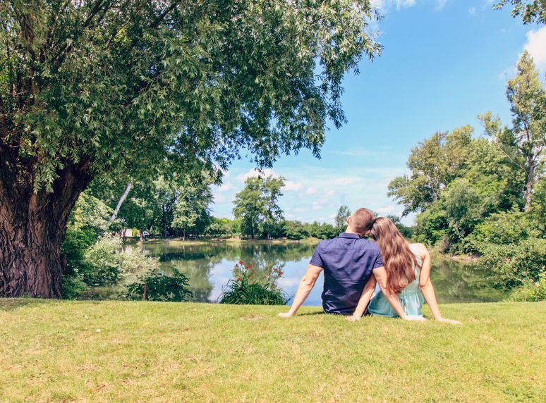 Online dating: starting a conversation on a niche platform