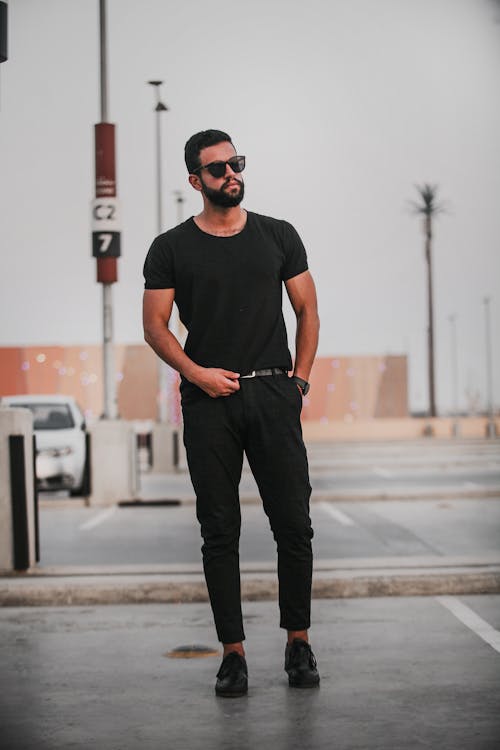 Free Adam Saf Siyah Kıyafet Stock Photo