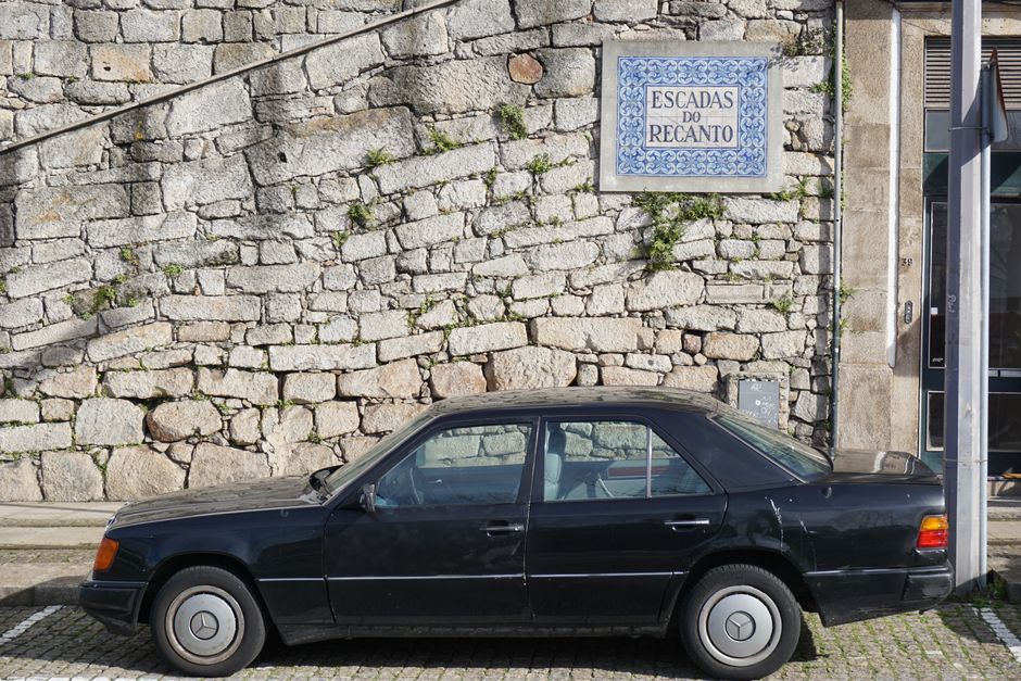 drum închis de resturi auto abandonate. Vinovatul a fost sancționat!