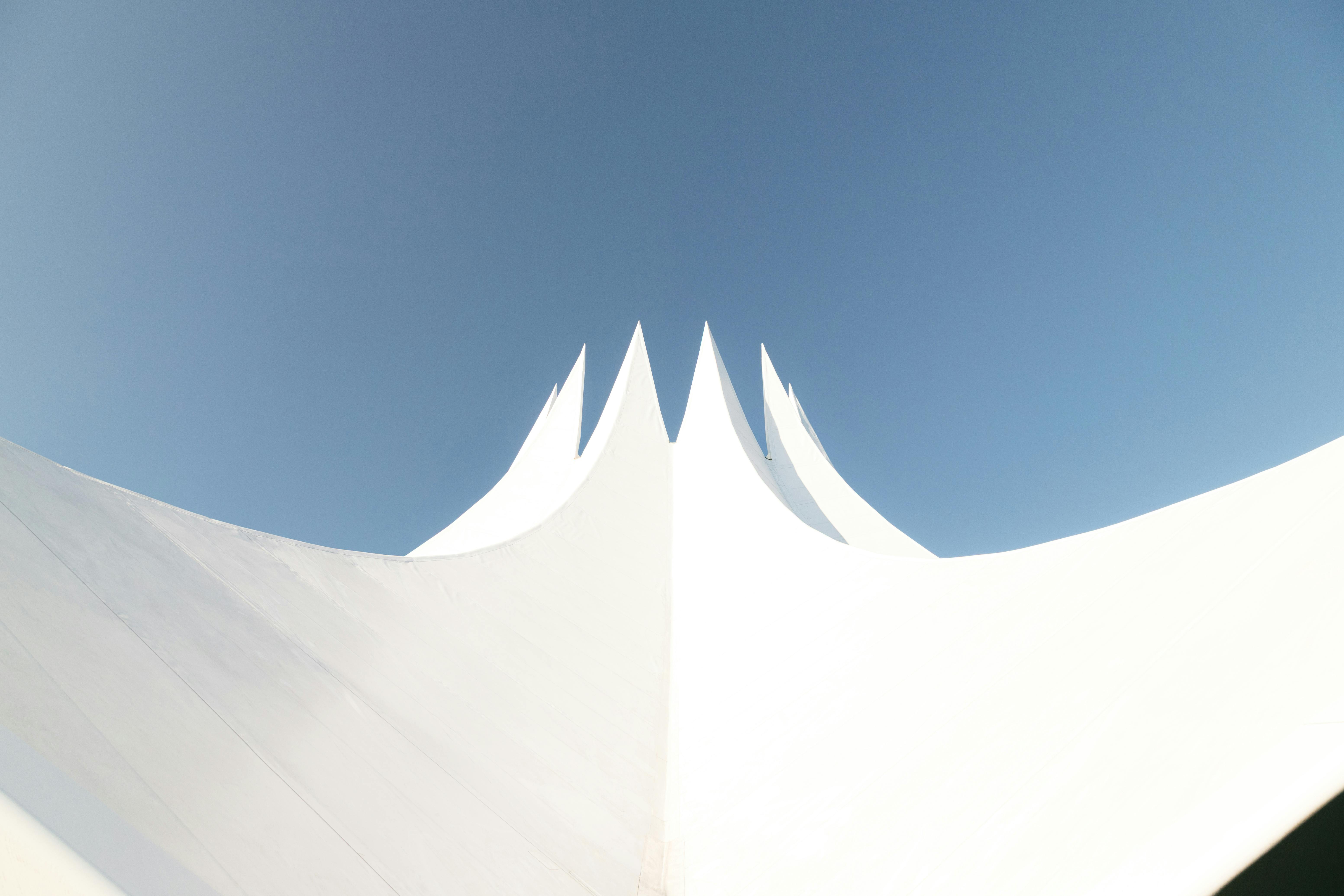 Gratis Una vista cautivadora de la estructura moderna del Tempodrom contra el cielo azul en Berlín, Alemania. Foto de stock