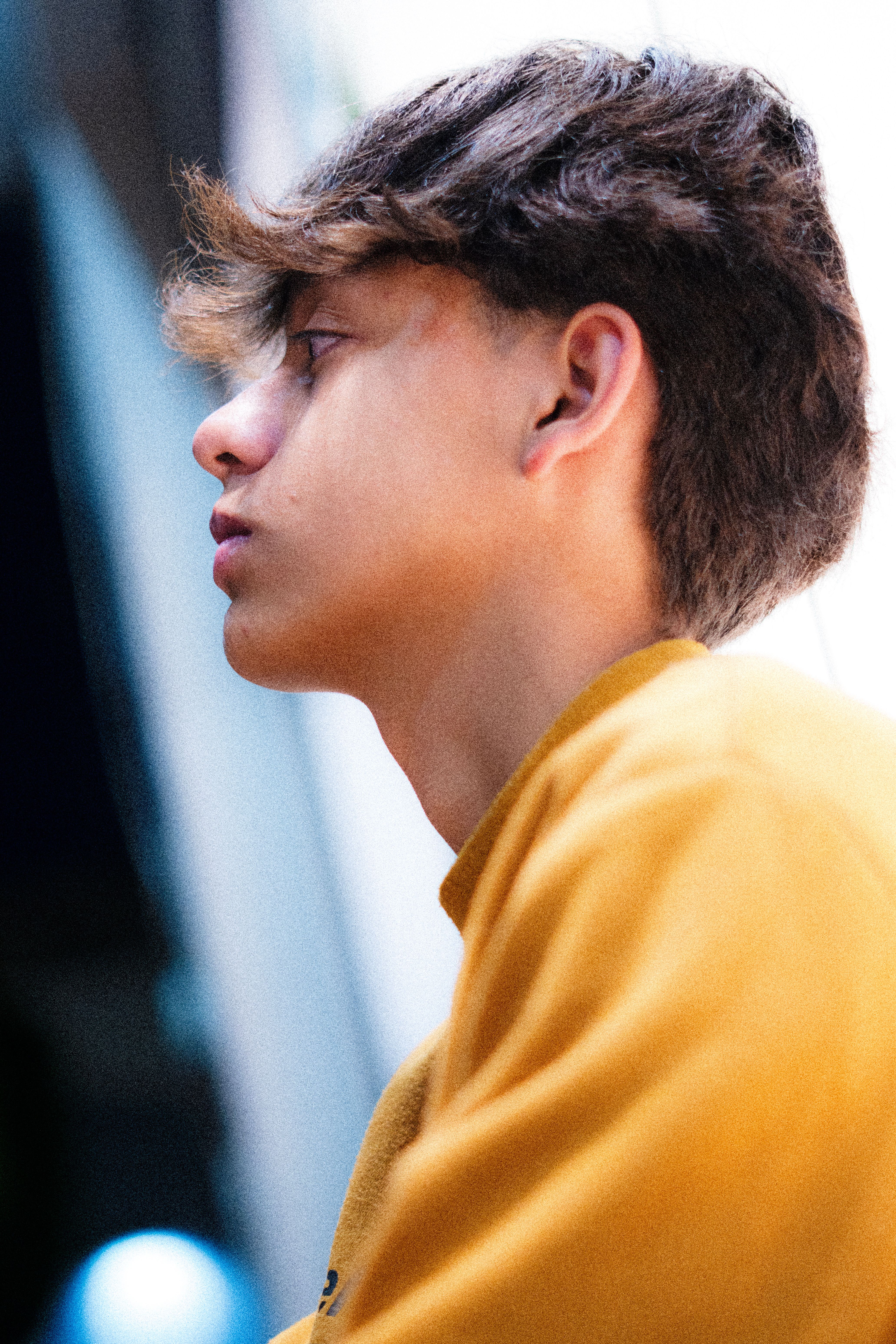 Perfil De Un Joven Con Ropa Informal En Un Espacio Interior · Foto de ...