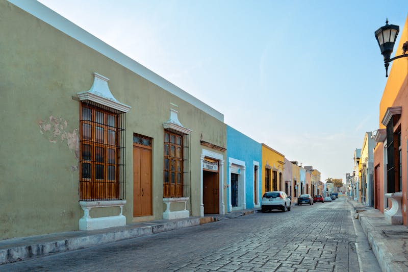 Rue coloniale colorée à San Francisco de Campeche