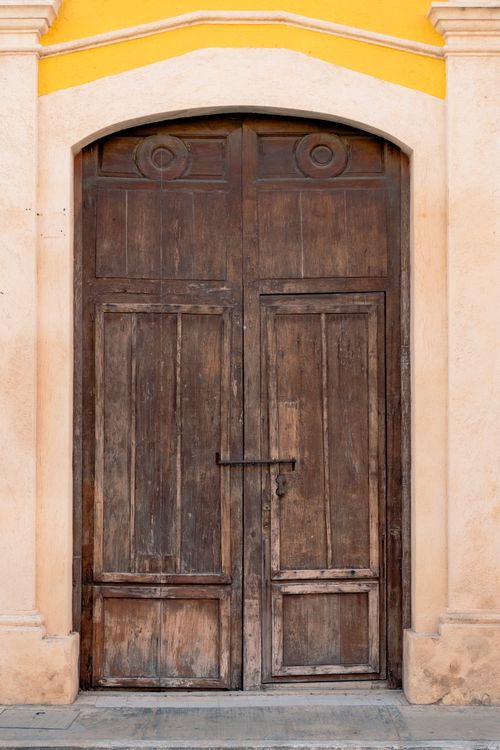 Free Vintage wooden door with arch in San Francisco de Campeche, showing colonial architecture charm. Stock Photo
