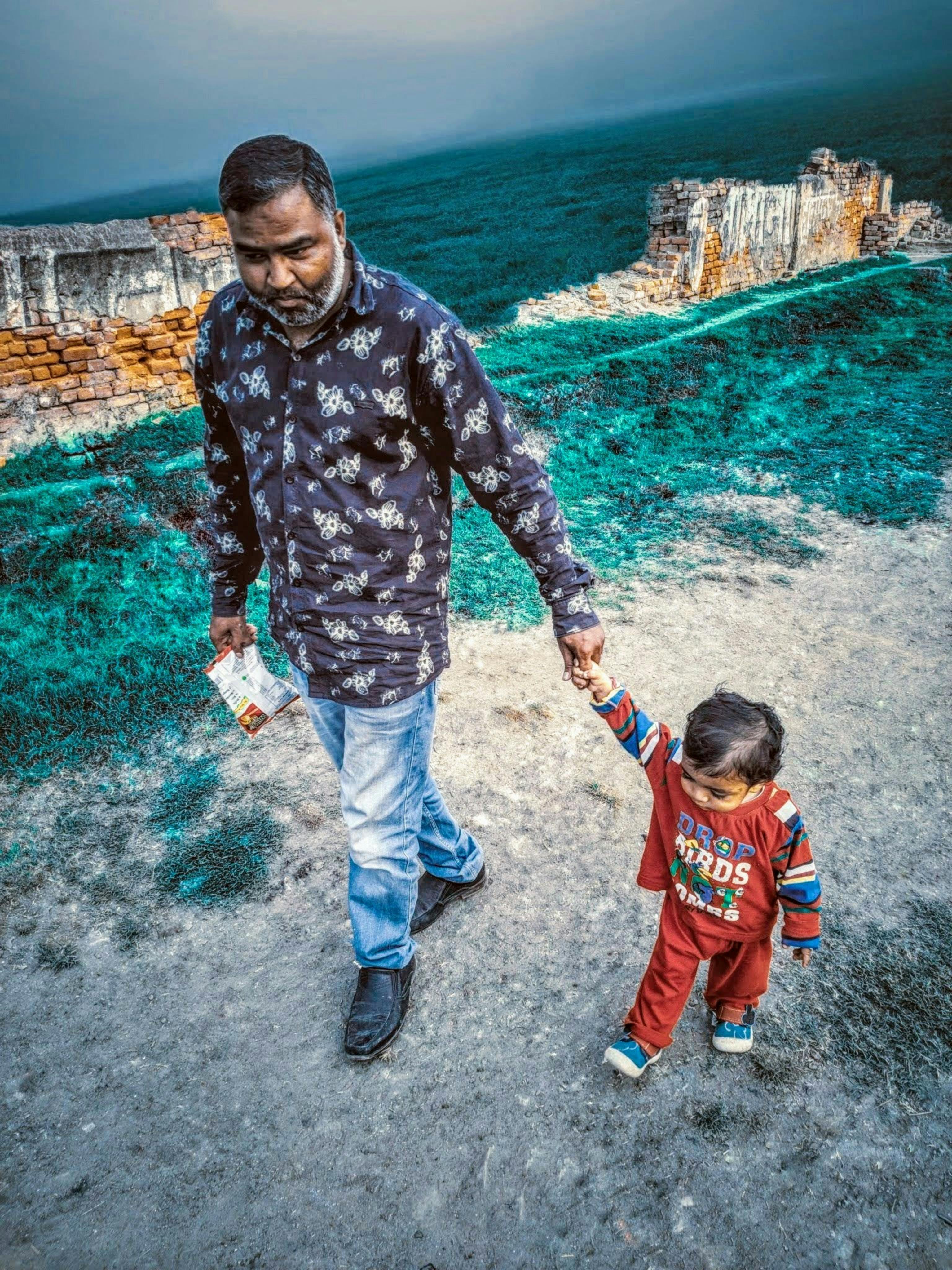 一个带有挂锁的数字地球，象征着网络安全和数据保护