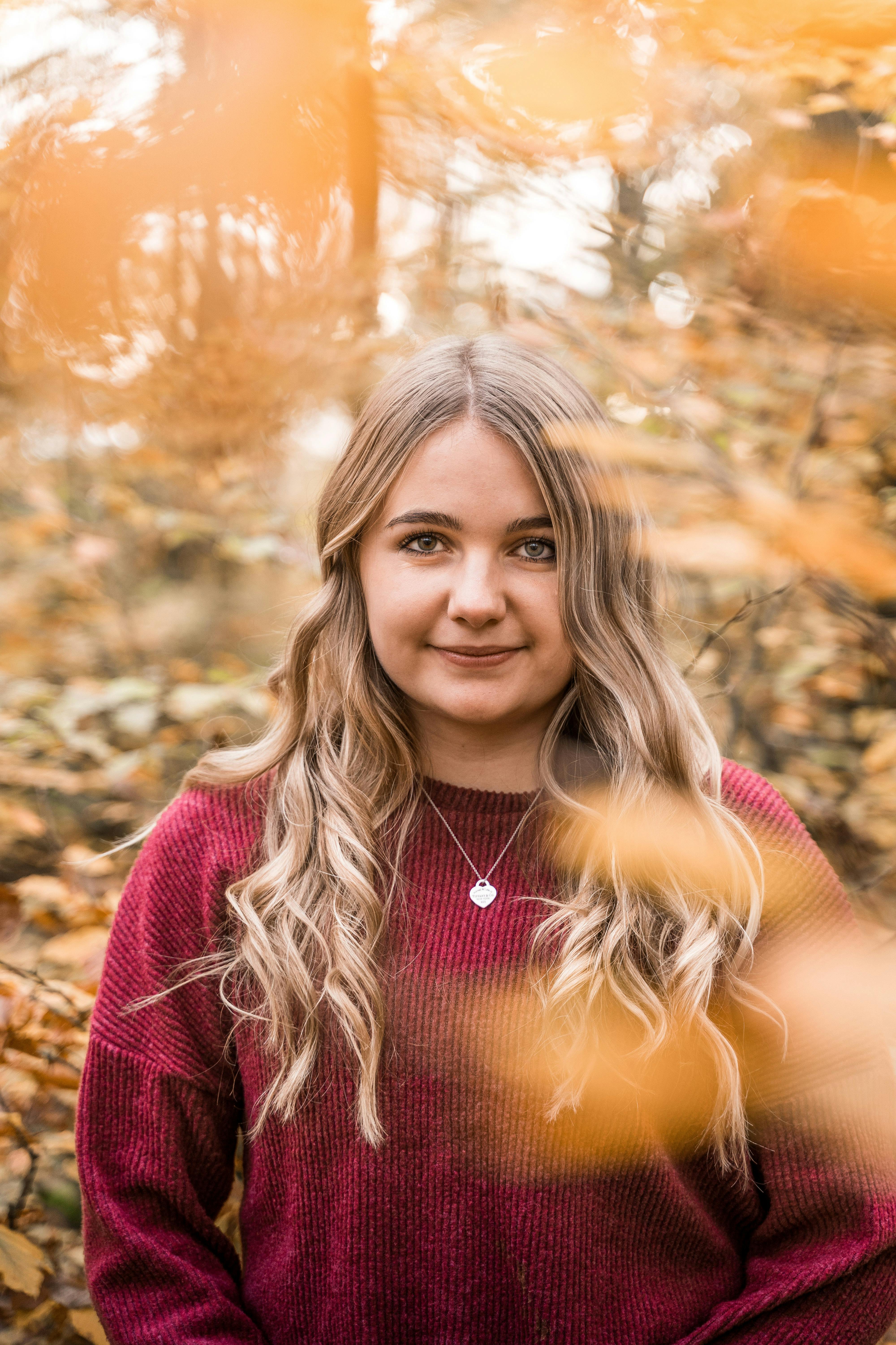 노트북 앞에서 SEO 전략을 고민하는 사람