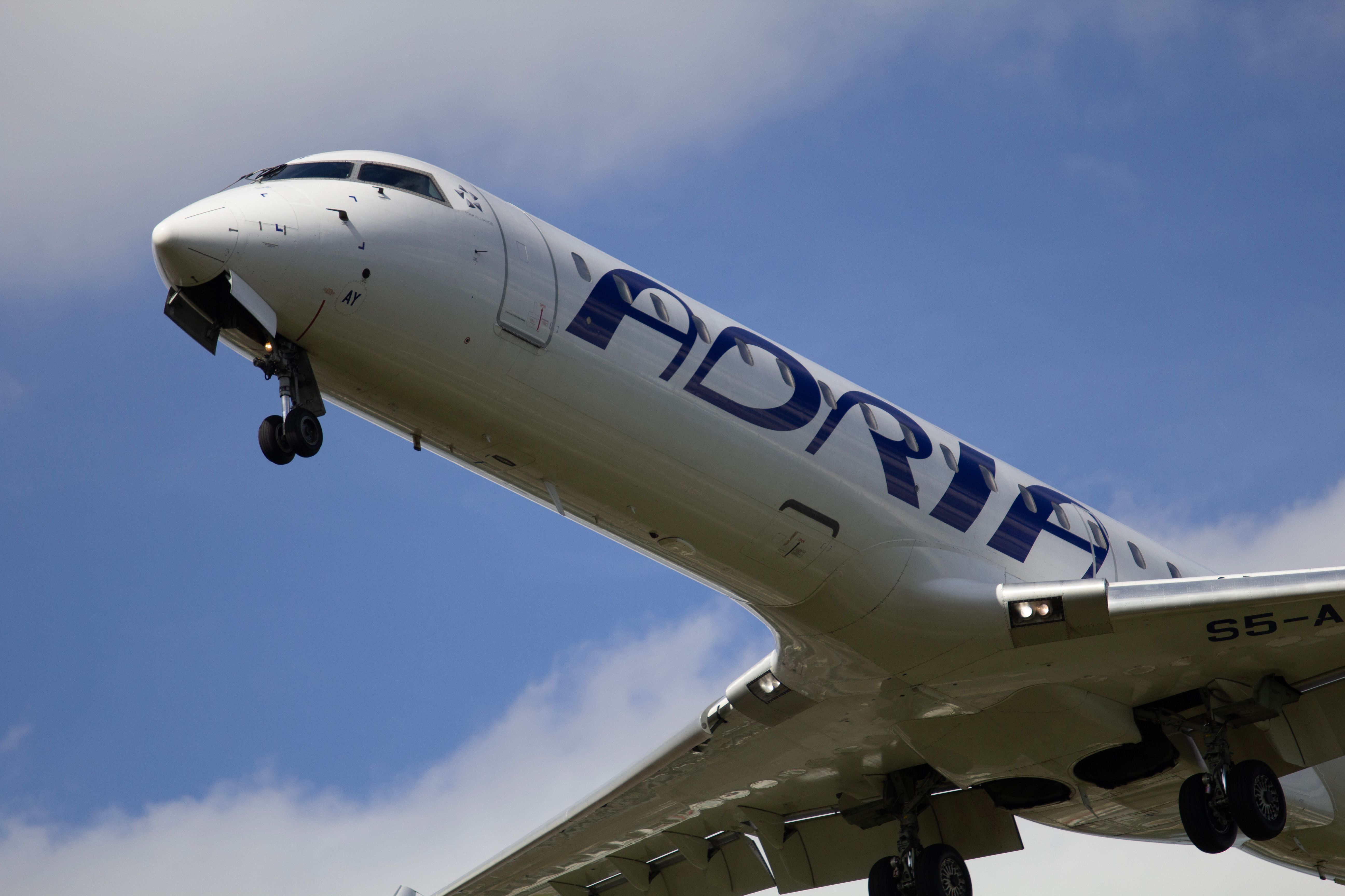 commercial-airplane-landing-close-up-view-free-stock-photo