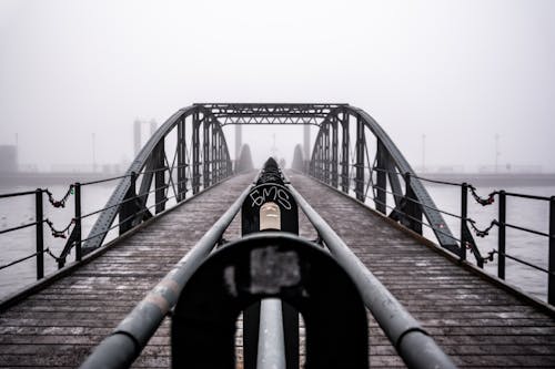 Bruine Houten Brug Over Waterlichaam