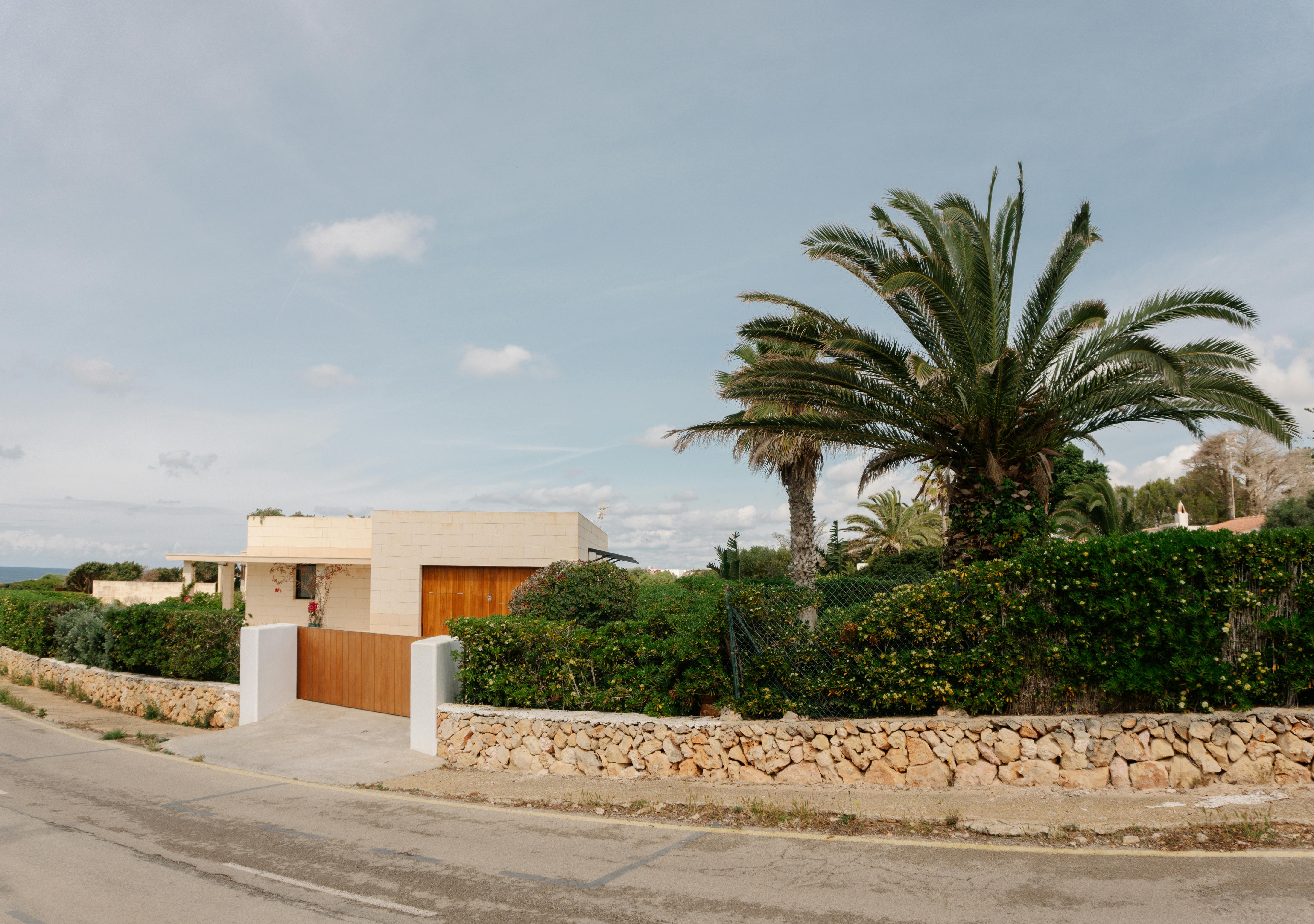 Villa contemporânea com jardim verde