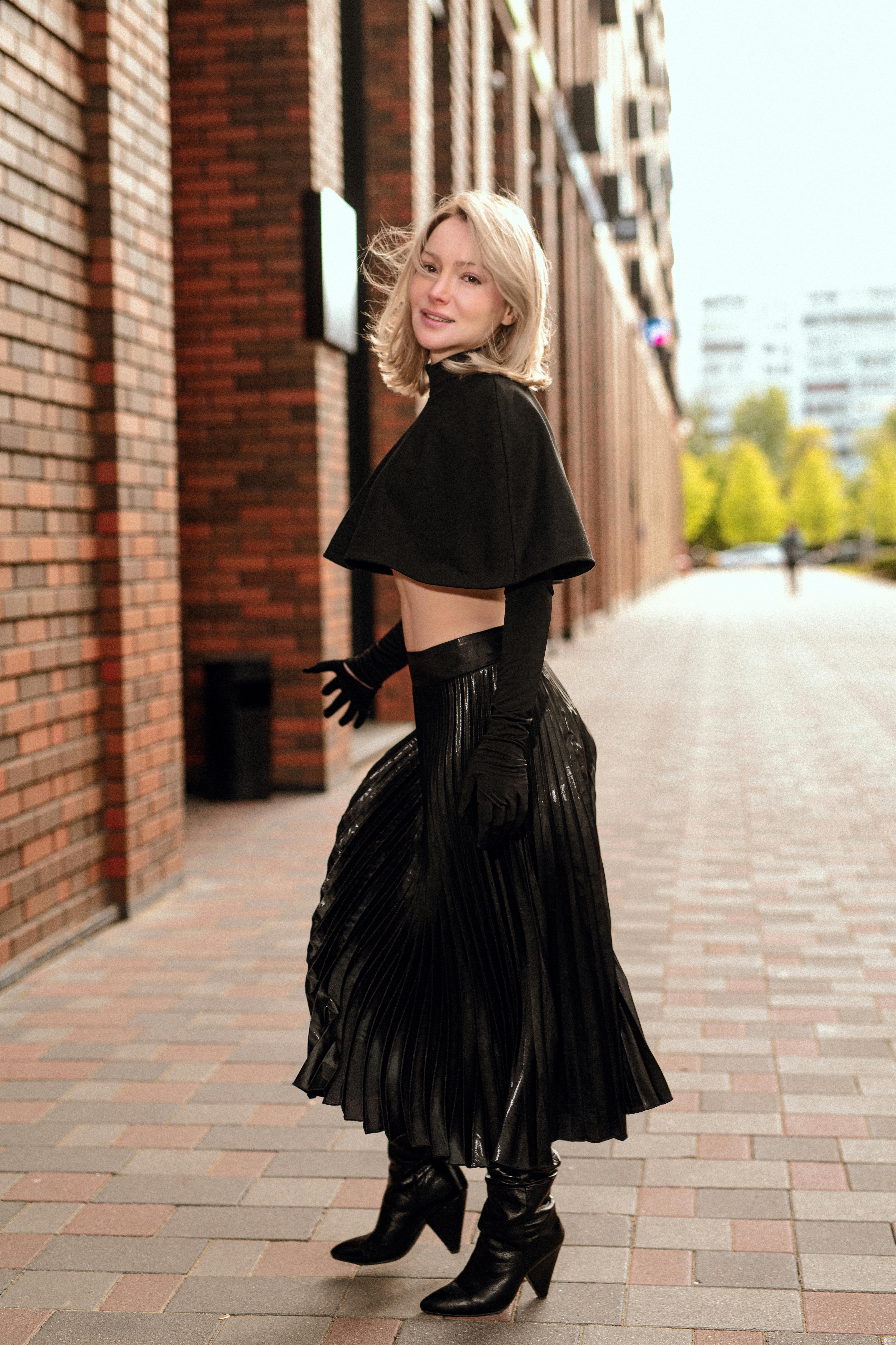 gratis Stijlvolle vrouw in een chique zwarte outfit in een stedelijke omgeving. Perfect voor mode- en lifestylethema's. Stockfoto