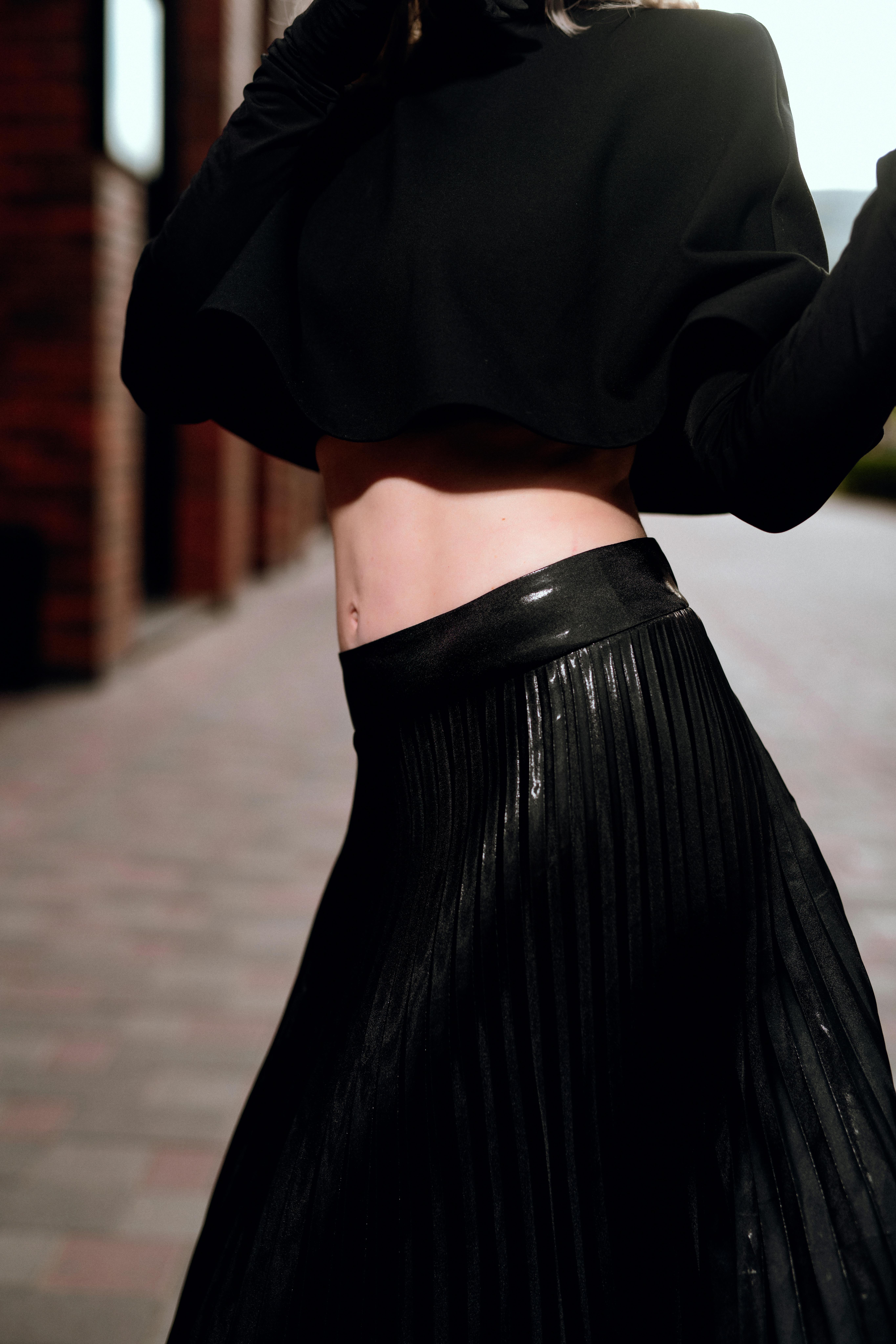 Gratis Mode jalanan yang elegan menampilkan pakaian hitam di lingkungan perkotaan. Foto Stok