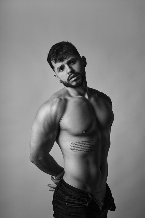 Free Artistic monochrome portrait of a muscular man's upper body with tattoos, showcasing strength and physique. Stock Photo