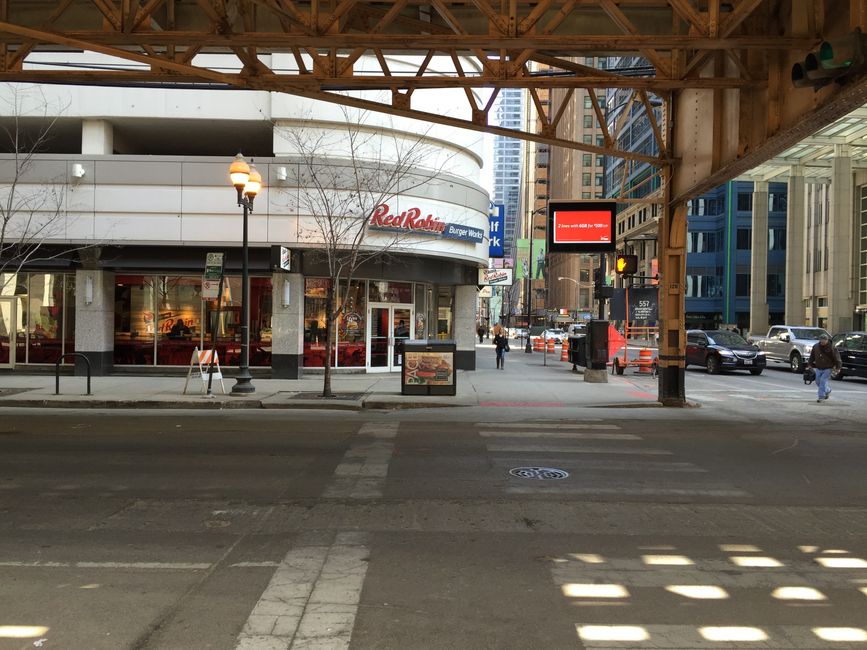 busy Chicago street with restaurants - italian restaurants chicago busy Chicago street with restaurants - italian restaurants chicago