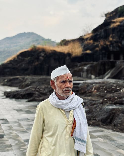 Free Elderly man in traditional attire stands outdoors in Chhatrapati Sambhajinagar, India. Stock Photo