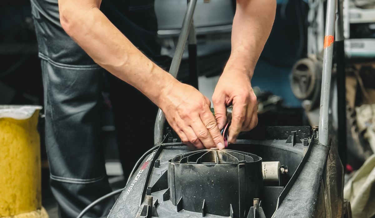 Réparation d'une tondeuse dans un atelier